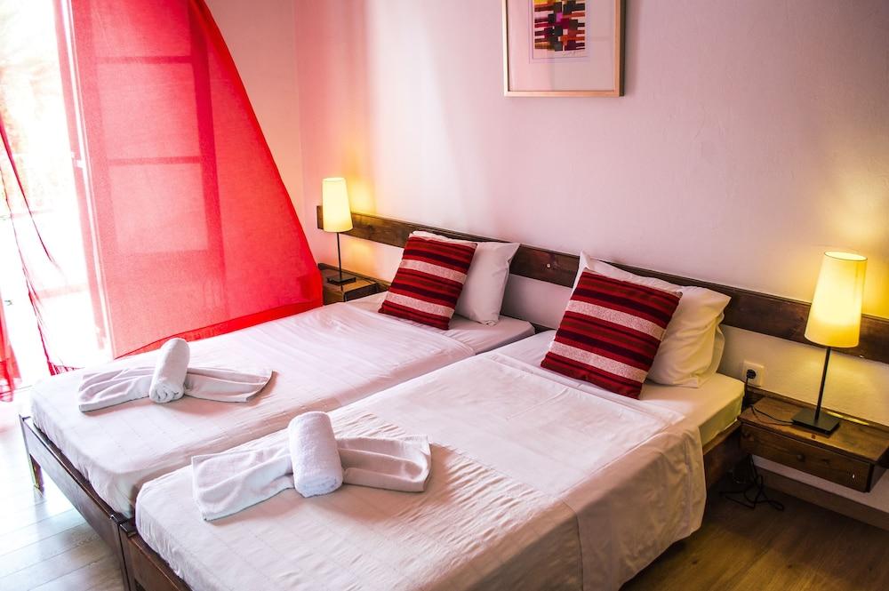 Folies Corfu Town Aparthotel Alepou
